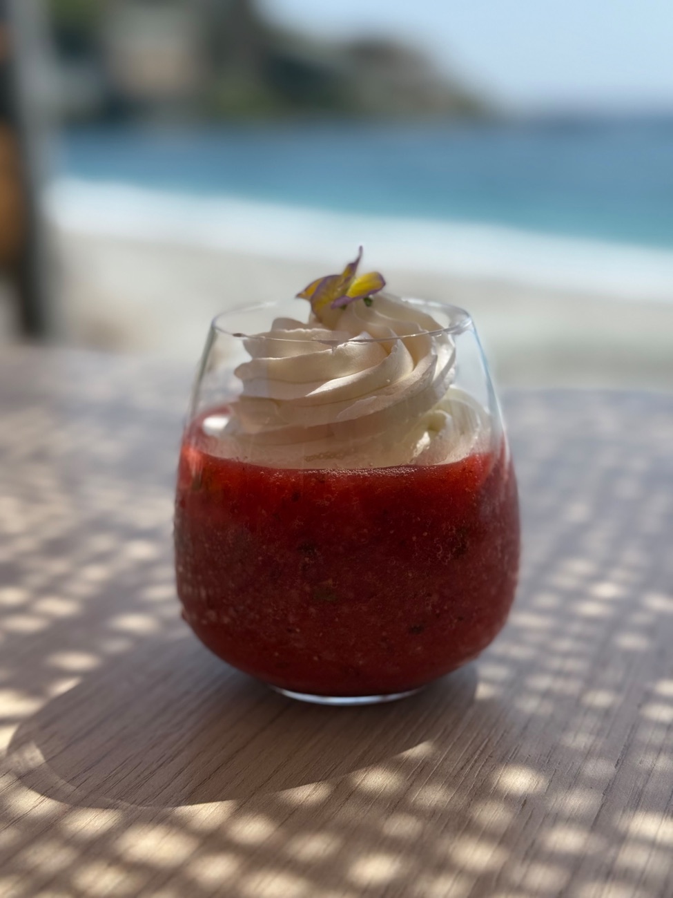 Dessert aux fraises au bord de l'eau