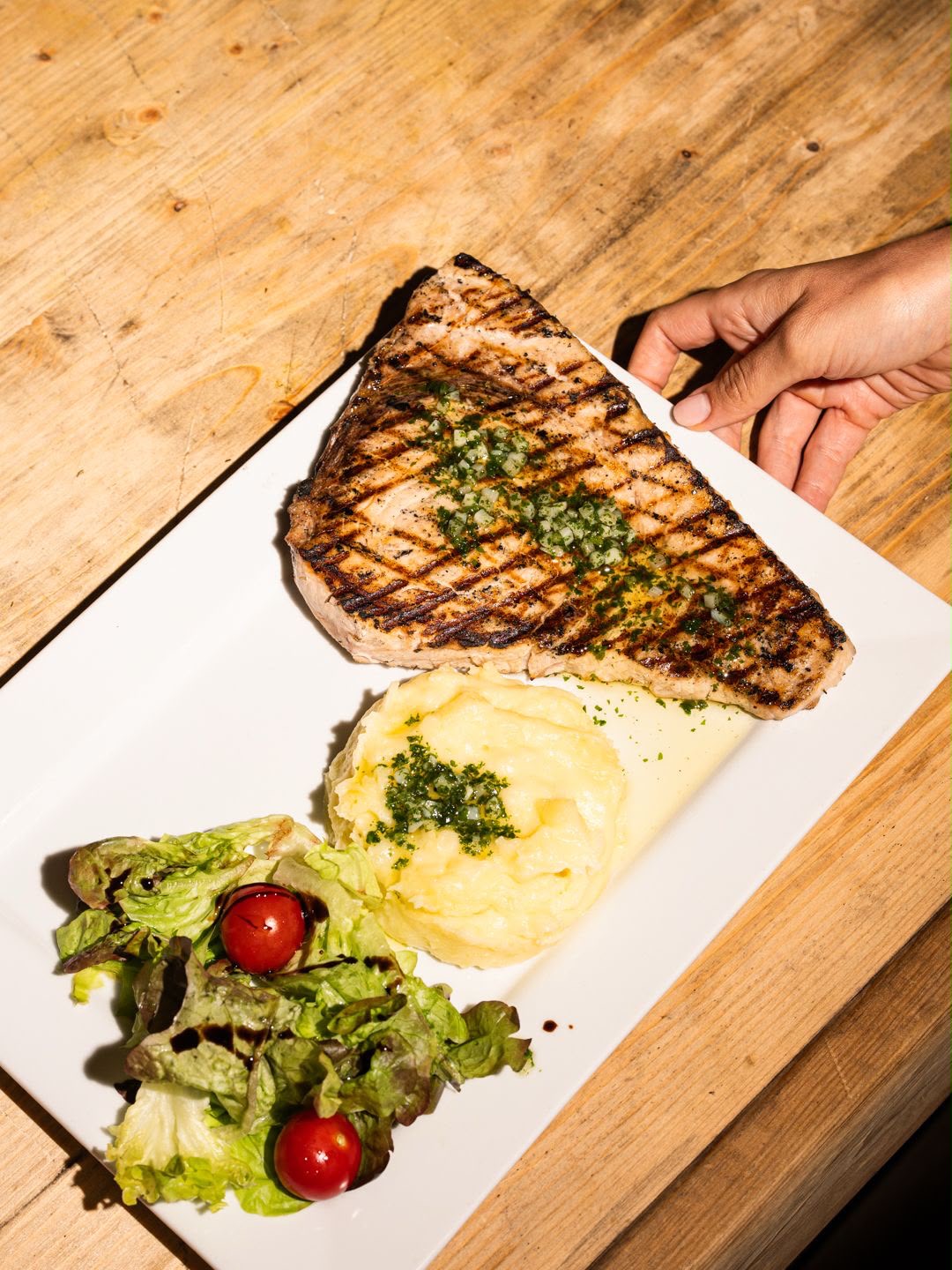 Pavé d’espadon grillé au feu de bois, écrasé de pommes de terre et salade