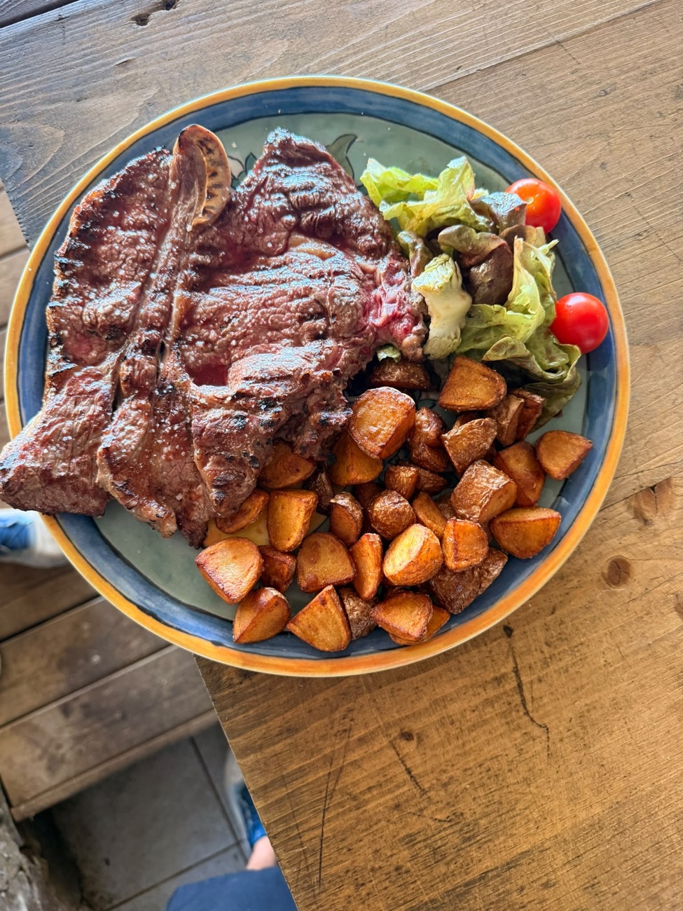 Entrecôte grillée au feu de bois et pommes de terre sautées