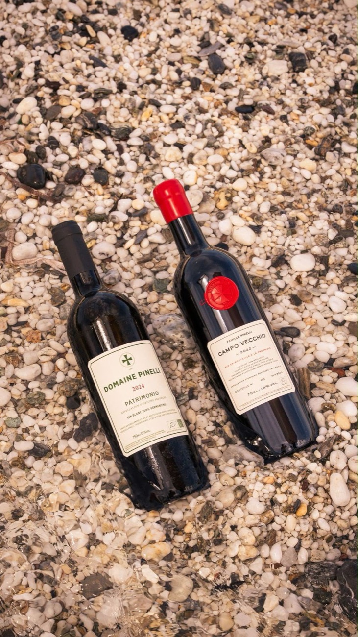 Bouteilles de vin corse au frais dans les galets
